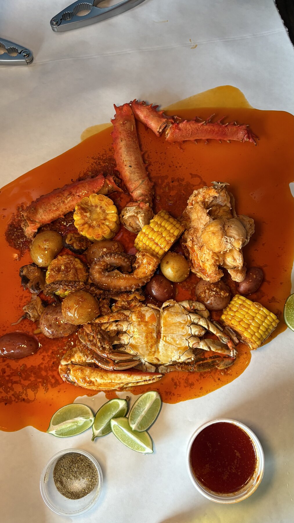 Mesa de mariscos estilo Cajún